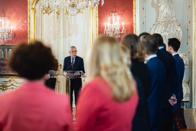 Am 2. April 2025 wurden Regierungsmitglieder von Bundespr&auml;sident Alexander Van der Bellen (m.l.) f&uuml;r neue Zust&auml;ndigkeiten angelobt.