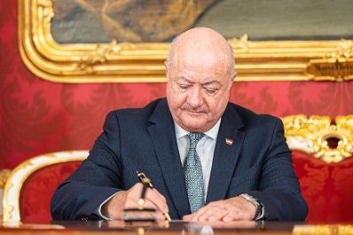 Am 2. April 2025 wurden Regierungsmitglieder von Bundespr&auml;sident Alexander Van der Bellen f&uuml;r neue Zust&auml;ndigkeiten angelobt. Im Bild Bundeskanzler Christian Stocker.