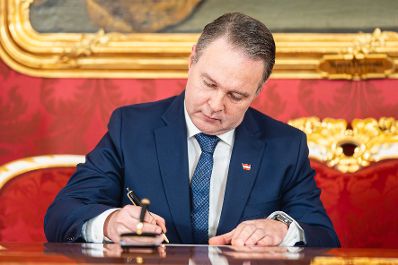 Am 2. April 2025 wurden Regierungsmitglieder von Bundespr&auml;sident Alexander Van der Bellen f&uuml;r neue Zust&auml;ndigkeiten angelobt. Im Bild Vizekanzler Andreas Babler.