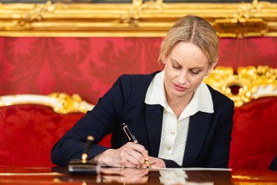 Am 2. April 2025 wurden Regierungsmitglieder von Bundespr&auml;sident Alexander Van der Bellen f&uuml;r neue Zust&auml;ndigkeiten angelobt. Im Bild Staatssekret&auml;rin Michaela Schmidt.