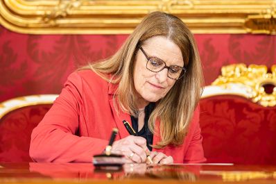 Am 2. April 2025 wurden Regierungsmitglieder von Bundespr&auml;sident Alexander Van der Bellen f&uuml;r neue Zust&auml;ndigkeiten angelobt. Im Bild Staatssekret&auml;rin Ulrike K&ouml;nigsberger-Ludwig.