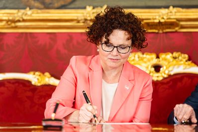 Am 2. April 2025 wurden Regierungsmitglieder von Bundespr&auml;sident Alexander Van der Bellen f&uuml;r neue Zust&auml;ndigkeiten angelobt. Im Bild Staatssekret&auml;rin Elisabeth Zehetner.