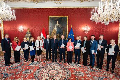 Am 2. April 2025 wurden Regierungsmitglieder von Bundespr&auml;sident Alexander Van der Bellen (m.) f&uuml;r neue Zust&auml;ndigkeiten angelobt. Im Bild mit Bundeskanzler Christian Stocker (m.l.), Vizekanzler Andreas Babler (m.r.) Bundesministerin Beate Meinl-Reisinger (5.v.l.), Bundesministerin Korinna Schumann (3.v.l.), Bundesminister Christoph Wiederkehr (3.v.r.), Bundesministerin Eva-Maria Holzleitner (4.v.l.), Bundesminister Peter Hanke (l.), Bundesminister Norbert Totschnig (2.v.r.), Bundesminister Wolfgang Hattmannsdorfer (5.v.r.), Bundesministerin Claudia Plakolm (4.v.r.), Staatssekret&auml;rin Michaela Schmidt (r.), Staatssekret&auml;rin Ulrike K&ouml;nigsberger-Ludwig (2.v.l.) und Staatssekret&auml;rin Elisabeth Zehetner (6.v.r.).