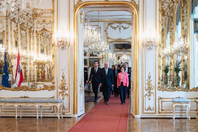 Am 2. April 2025 wurden Regierungsmitglieder von Bundespr&auml;sident Alexander Van der Bellen f&uuml;r neue Zust&auml;ndigkeiten angelobt. Im Bild mit Bundeskanzler Christian Stocker (m.) und Staatssekret&auml;rin Elisabeth Zehetner (m.r.).