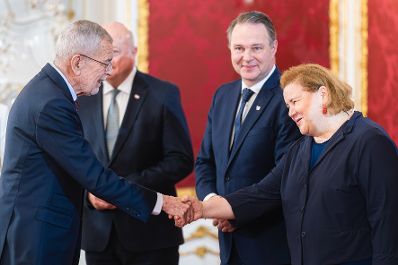 Am 2. April 2025 wurden Regierungsmitglieder von Bundespr&auml;sident Alexander Van der Bellen (l.) f&uuml;r neue Zust&auml;ndigkeiten angelobt. Im Bild mit Vizekanzler Andreas Babler (m.) und Bundesministerin Korinna Schumann (l.).