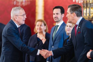 Am 2. April 2025 wurden Regierungsmitglieder von Bundespr&auml;sident Alexander Van der Bellen (l.) f&uuml;r neue Zust&auml;ndigkeiten angelobt. Im Bild mit Bundesministerin Korinna Schumann (m.l.), Bundesminister Christoph Wiederkehr (m.r.), Bundesministerin Eva-Maria Holzleitner (2.v.r.) und Bundesminister Peter Hanke (r.).