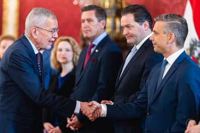 Am 2. April 2025 wurden Regierungsmitglieder von Bundespr&auml;sident Alexander Van der Bellen (l.) f&uuml;r neue Zust&auml;ndigkeiten angelobt. Im Bild mit Bundesministerin Eva-Maria Holzleitner (2.v.l.), Bundesminister Peter Hanke (m.), Bundesminister Norbert Totschnig (2.v.r.) und Bundesminister Wolfgang Hattmannsdorfer (r.).