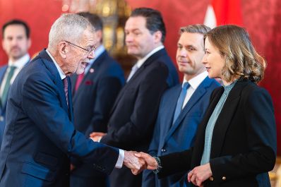 Am 2. April 2025 wurden Regierungsmitglieder von Bundespr&auml;sident Alexander Van der Bellen (l.) f&uuml;r neue Zust&auml;ndigkeiten angelobt. Im Bild mit Bundesminister Norbert Totschnig (m.), Bundesminister Wolfgang Hattmannsdorfer (2.v.r.) und Bundesministerin Claudia Plakolm (r.).
