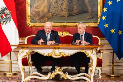 Am 2. April 2025 wurden Regierungsmitglieder von Bundespr&auml;sident Alexander Van der Bellen (r.) f&uuml;r neue Zust&auml;ndigkeiten angelobt. Im Bild mit Bundeskanzler Christian Stocker (l.).