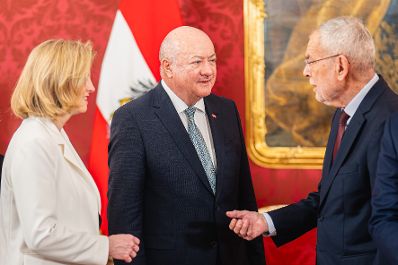 Am 2. April 2025 wurden Regierungsmitglieder von Bundespr&auml;sident Alexander Van der Bellen (r.) f&uuml;r neue Zust&auml;ndigkeiten angelobt. Im Bild mit Bundeskanzler Christian Stocker (m.) und Bundesministerin Beate Meinl-Reisinger (l.).