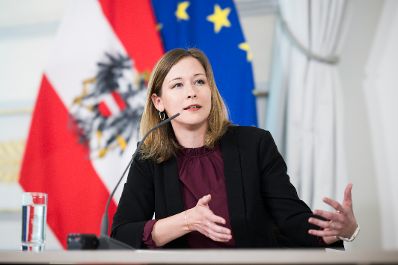 Am 23. April 2025 nahmen Bundesministerin Claudia Plakolm (im Bild), Bundesministerin Eva-Maria Holzleitner und Bundesminister Christoph Wiederkehr am Pressefoyer nach dem Ministerrat teil.