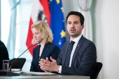Am 23. April 2025 nahmen Bundesministerin Claudia Plakolm, Bundesministerin Eva-Maria Holzleitner (l.) und Bundesminister Christoph Wiederkehr (r.) am Pressefoyer nach dem Ministerrat teil.