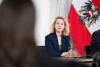 Am 23. April 2025 nahmen Bundesministerin Claudia Plakolm, Bundesministerin Eva-Maria Holzleitner (im Bild) und Bundesminister Christoph Wiederkehr am Pressefoyer nach dem Ministerrat teil.