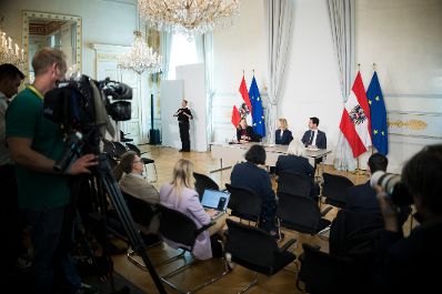 Am 23. April 2025 nahmen (v.l.n.r.) Bundesministerin Claudia Plakolm, Bundesministerin Eva-Maria Holzleitner und Bundesminister Christoph Wiederkehr am Pressefoyer nach dem Ministerrat teil.
