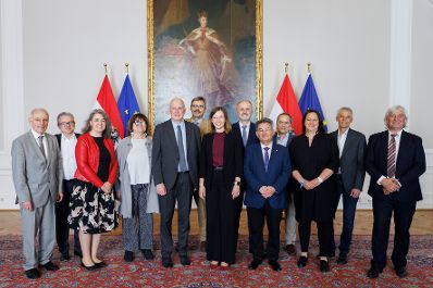 Am 23. April 2025 empfing Bundesministerin Claudia Plakolm Vertreter der Volksgruppen im Bundeskanzleramt.