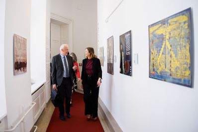 Am 23. April 2025 empfing Bundesministerin Claudia Plakolm (r.) Vertreter der Volksgruppen im Bundeskanzleramt.