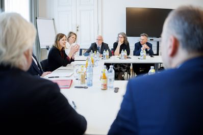 Am 23. April 2025 empfing Bundesministerin Claudia Plakolm Vertreter der Volksgruppen im Bundeskanzleramt.