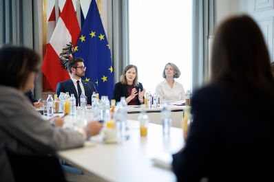 Am 23. April 2025 empfing Bundesministerin Claudia Plakolm Vertreter der Volksgruppen im Bundeskanzleramt.