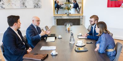 Am 24. April 2025 empfing Bundesministerin Claudia Plakolm (r.) Ednan Aslan (2.v.l.), Professor f&uuml;r Islamische Religionsp&auml;dagogik an der Universit&auml;t Wien, zu einem Arbeitsgespr&auml;ch.