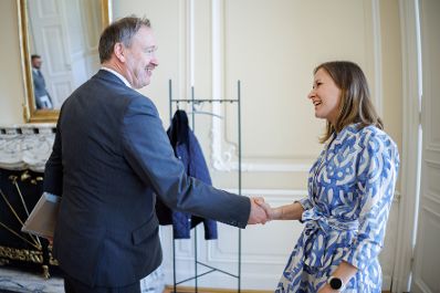 Am 28. April 2025 empfing Bundesministerin Claudia Plakolm (r.) den Chef&ouml;konom der Industriellenvereinigung Christian Helmenstein (l.), zu einem Arbeitsgespr&auml;ch im Bundeskanzleramt.