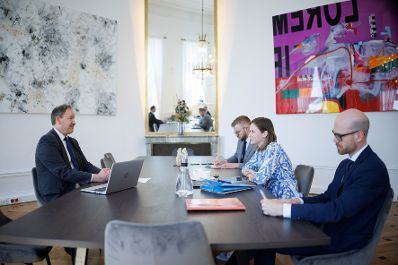 Am 28. April 2025 empfing Bundesministerin Claudia Plakolm (2.v.r.) den Chef&ouml;konom der Industriellenvereinigung Christian Helmenstein (l.), zu einem Arbeitsgespr&auml;ch im Bundeskanzleramt.