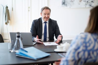 Am 28. April 2025 empfing Bundesministerin Claudia Plakolm den Chef&ouml;konom der Industriellenvereinigung Christian Helmenstein (im Bild), zu einem Arbeitsgespr&auml;ch im Bundeskanzleramt.