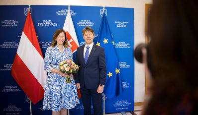 Am 28. April 2025 reiste Bundesministerin Claudia Plakolm (l.) zu einem Arbeitsbesuch nach Bratislava. Im Bild mit dem slowakischen Staatssekret&auml;r f&uuml;r ausw&auml;rtige und europ&auml;ische Angelegenheiten Marek E&scaron;tok (r.).