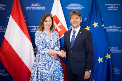Am 28. April 2025 reiste Bundesministerin Claudia Plakolm (l.) zu einem Arbeitsbesuch nach Bratislava. Im Bild mit dem slowakischen Staatssekret&auml;r f&uuml;r ausw&auml;rtige und europ&auml;ische Angelegenheiten Marek E&scaron;tok (r.).