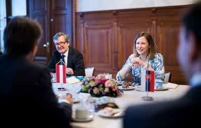 Am 28. April 2025 reiste Bundesministerin Claudia Plakolm (r.) zu einem Arbeitsbesuch nach Bratislava. Im Bild mit dem slowakischen Staatssekret&auml;r f&uuml;r ausw&auml;rtige und europ&auml;ische Angelegenheiten Marek E&scaron;tok.