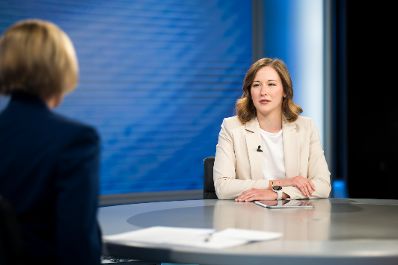 Am 4. Mai 2025 stellte sich Bundesministerin Claudia Plakolm (r.) den Fragen der ORF-Pressestunde.