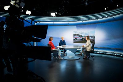 Am 4. Mai 2025 stellte sich Bundesministerin Claudia Plakolm (r.) den Fragen der ORF-Pressestunde.