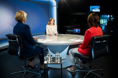 Am 4. Mai 2025 stellte sich Bundesministerin Claudia Plakolm (m.) den Fragen der ORF-Pressestunde.