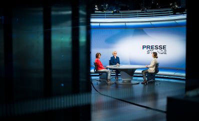 Am 4. Mai 2025 stellte sich Bundesministerin Claudia Plakolm (r.) den Fragen der ORF-Pressestunde.