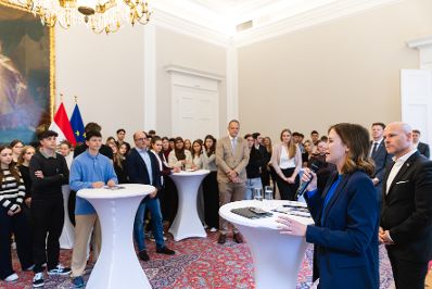Am 5. Mai 2025 begr&uuml;&szlig;te Bundesministerin Claudia Plakolm (r.) anl&auml;sslich einer &bdquo;Wanderausstellung &uuml;ber die Europ&auml;ische Union&ldquo;, eine Schulklasse aus Wien im Bundeskanzleramt.