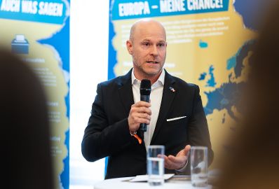 Am 5. Mai 2025 begr&uuml;&szlig;te Bundesministerin Claudia Plakolm anl&auml;sslich einer &bdquo;Wanderausstellung &uuml;ber die Europ&auml;ische Union&ldquo;, eine Schulklasse aus Wien im Bundeskanzleramt.