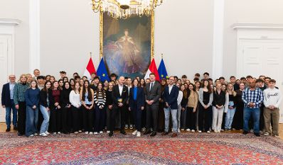 Am 5. Mai 2025 begr&uuml;&szlig;te Bundesministerin Claudia Plakolm (m.) anl&auml;sslich einer &bdquo;Wanderausstellung &uuml;ber die Europ&auml;ische Union&ldquo;, eine Schulklasse aus Wien im Bundeskanzleramt.