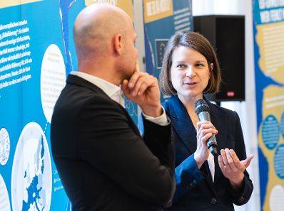 Am 5. Mai 2025 begr&uuml;&szlig;te Bundesministerin Claudia Plakolm anl&auml;sslich einer &bdquo;Wanderausstellung &uuml;ber die Europ&auml;ische Union&ldquo;, eine Schulklasse aus Wien im Bundeskanzleramt.