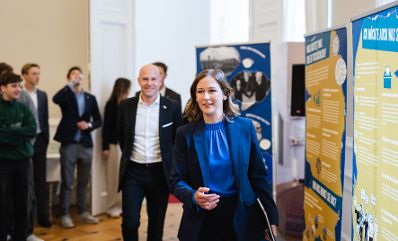 Am 5. Mai 2025 begr&uuml;&szlig;te Bundesministerin Claudia Plakolm (im Bild) anl&auml;sslich einer &bdquo;Wanderausstellung &uuml;ber die Europ&auml;ische Union&ldquo;, eine Schulklasse aus Wien im Bundeskanzleramt.