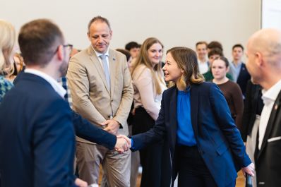 Am 5. Mai 2025 begr&uuml;&szlig;te Bundesministerin Claudia Plakolm (m.r.) anl&auml;sslich einer &bdquo;Wanderausstellung &uuml;ber die Europ&auml;ische Union&ldquo;, eine Schulklasse aus Wien im Bundeskanzleramt.
