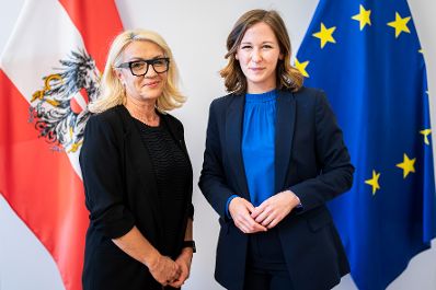 Am 5. Mai 2025 empfing Bundesministerin Claudia Plakolm (r.) Emina Saric (l.), Expertin f&uuml;r Integrationsfragen.