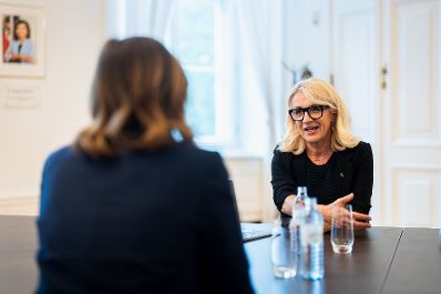 Am 5. Mai 2025 empfing Bundesministerin Claudia Plakolm (l.) Emina Saric (r.), Expertin f&uuml;r Integrationsfragen.