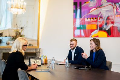 Am 5. Mai 2025 empfing Bundesministerin Claudia Plakolm (r.) Emina Saric (l.), Expertin f&uuml;r Integrationsfragen.