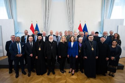 Am 6. Mai 2025 lud Bundesministerin Claudia Plakolm anl&auml;sslich des &bdquo;Empfang zur Osterzeit&ldquo; zahlreiche Vertreter der Kirchen und Religionsgesellschaften in &Ouml;sterreich, ins Bundeskanzleramt ein.