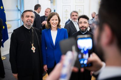 Am 6. Mai 2025 lud Bundesministerin Claudia Plakolm (m.) anl&auml;sslich des &bdquo;Empfang zur Osterzeit&ldquo; zahlreiche Vertreter der Kirchen und Religionsgesellschaften in &Ouml;sterreich, ins Bundeskanzleramt ein.