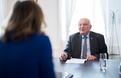 Am 6. Mai 2025 empfing Bundesministerin Claudia Plakolm (l.) Franz Schausberger (r.) zu einem Arbeitsgespr&auml;ch.