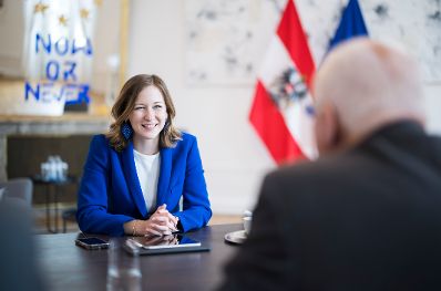 Am 6. Mai 2025 empfing Bundesministerin Claudia Plakolm (l.) Franz Schausberger (r.) zu einem Arbeitsgespr&auml;ch.