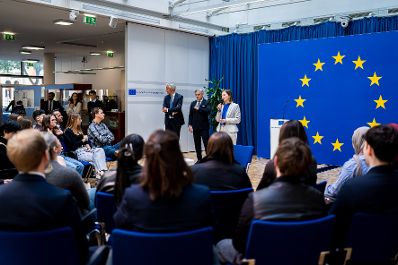 Am 9. Mai 2025 besuchte Bundesministerin Claudia Plakolm (m.r.) anl&auml;sslich des Europatages den EU-Jugenddialog im Haus der Europ&auml;ischen Kommission in Wien. Im Bild mit Magnus Brunner (m.) EU-Kommissar f&uuml;r Inneres und Migration.