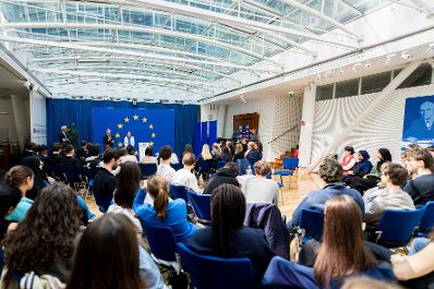 Am 9. Mai 2025 besuchte Bundesministerin Claudia Plakolm anl&auml;sslich des Europatages den EU-Jugenddialog im Haus der Europ&auml;ischen Kommission in Wien. Im Bild mit Magnus Brunner EU-Kommissar f&uuml;r Inneres und Migration.
