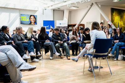 Am 9. Mai 2025 besuchte Bundesministerin Claudia Plakolm (r.) anl&auml;sslich des Europatages den EU-Jugenddialog im Haus der Europ&auml;ischen Kommission in Wien.