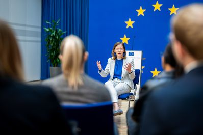 Am 9. Mai 2025 besuchte Bundesministerin Claudia Plakolm (im Bild) anl&auml;sslich des Europatages den EU-Jugenddialog im Haus der Europ&auml;ischen Kommission in Wien.